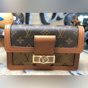Louis Vuitton bag- like new. No flaws. Gently used Guaranteed authentic